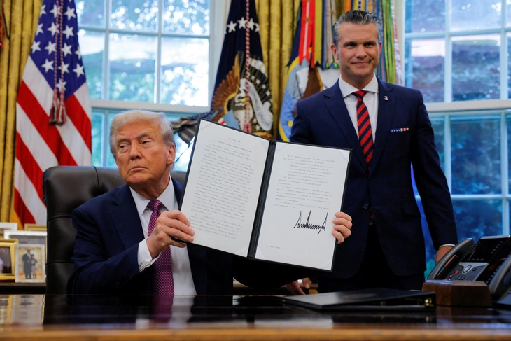 Tổng thống Trump tại buổi ký sắc lệnh đổi tên Bộ Quốc phòng thành Bộ Chiến tranh, bên cạnh ông là Bộ trưởng Quốc phòng Pete Hegseth. Ảnh: Reuters.