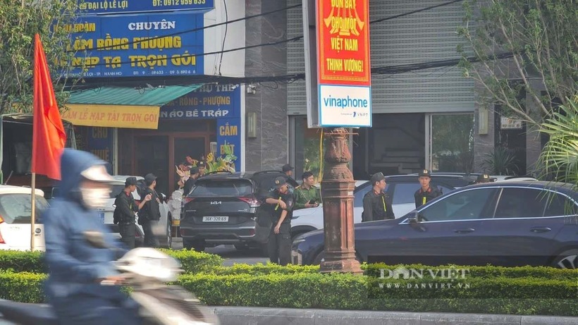 Lực lượng công an đang khám xét nhà Mạnh "gỗ". Ảnh: Dân Việt