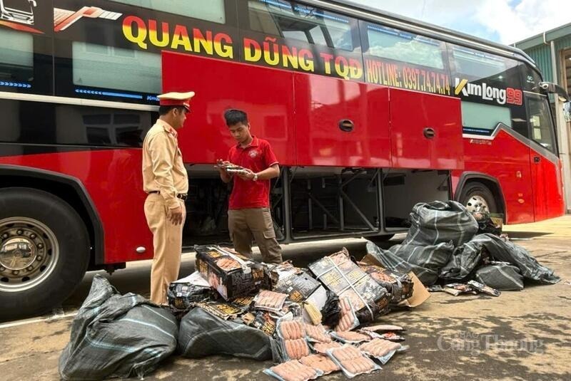 Phát hiện xe khách vận chuyển hơn 4 tạ lạp xưởng không rõ nguồn gốc tại Thanh Hóa - 2