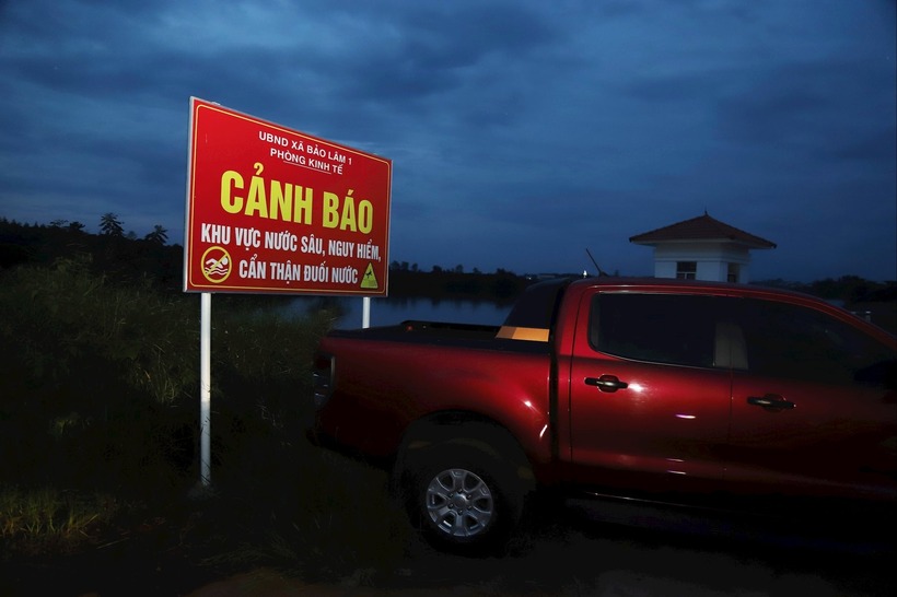 Chính quyền địa phương gắn biển cảnh báo nguy hiểm phòng tránh đuối nước tại hồ thủy lợi Lộc Thắng. (Ảnh: Báo Lâm Đồng)