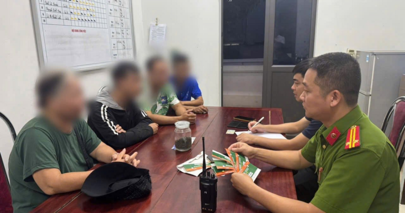 Các đối tượng làm việc với lực lượng công an. (Ảnh: Công an tỉnh Phú Thọ).