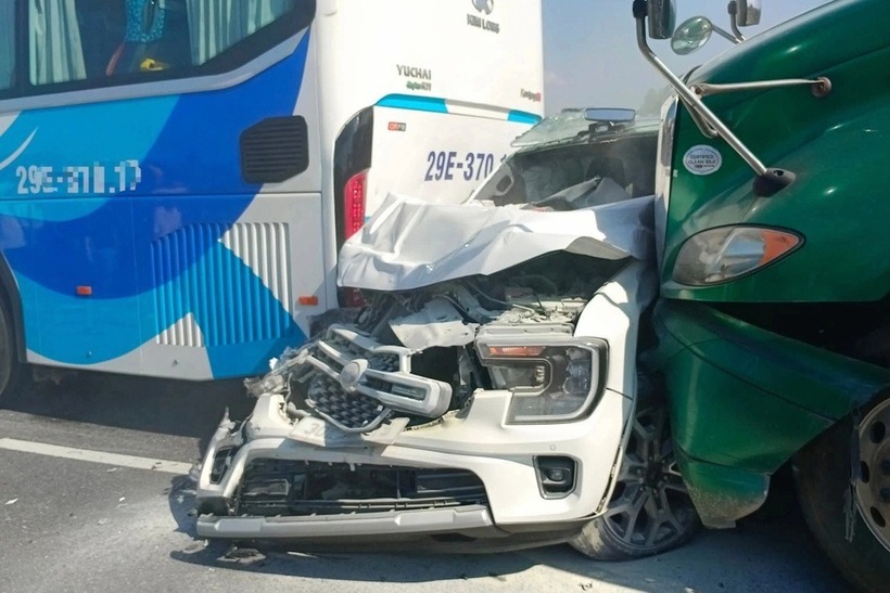 Hiện trường tai nạn liên hoàn giữa 5 ô tô trên cao tốc Cao Bồ - Mai Sơn - 1