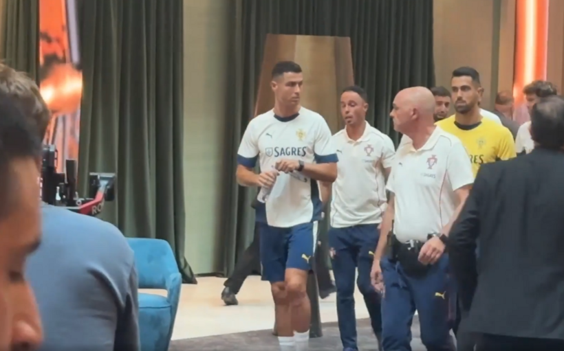 Clip: Ronaldo đẩy CĐV văng ra xa khi bị tiếp cận tại khách sạn