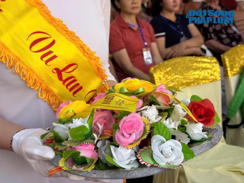 Nghi thức bông hồng cài áo đầy xúc động