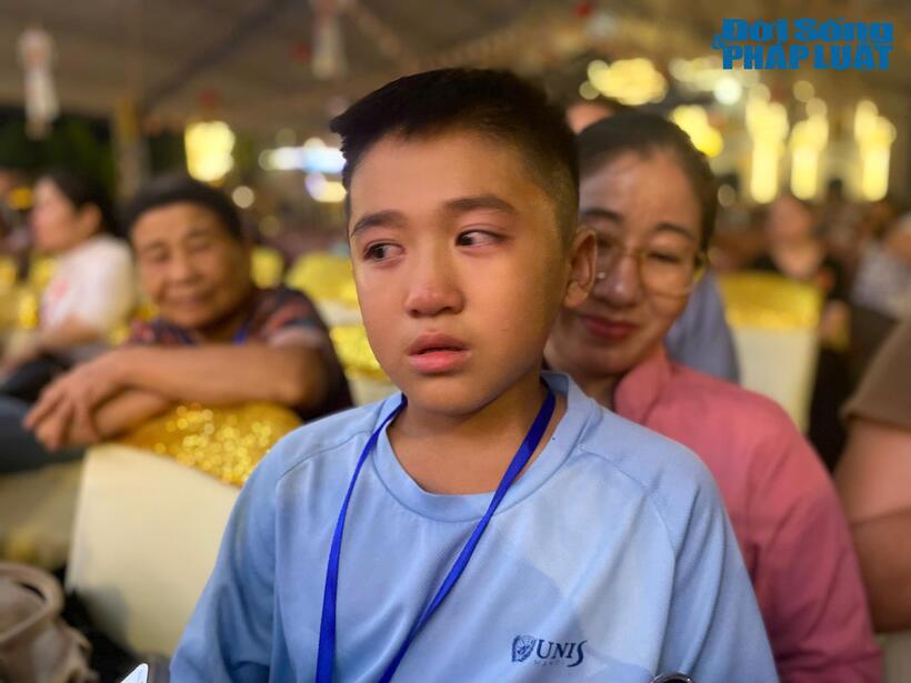 Bé Hoàng Bắc bật khóc xin lỗi mẹ trong lễ Vu Lan