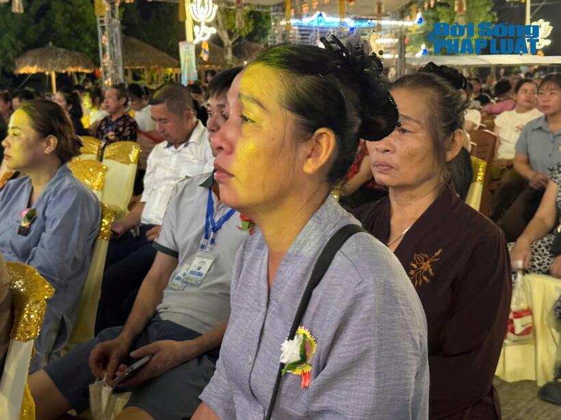 Bà Hương khẽ lau những giọt nước mắt khi trên ngực áo cài bông hồng trắng