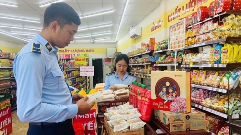 Lực lượng chức năng đang kiểm tra hàng hóa dịp Trung thu. Ảnh minh họa.