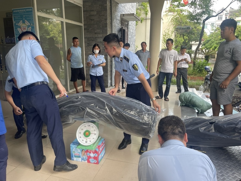 QLTT Hà Nội triệt phá kho quần áo giả các thương hiệu lớn Dior, Gucci, LV tại xã Phù Đổng - 2