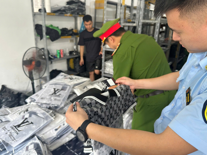 Lực lượng chức năng tiến hành kiểm tra. Ảnh: QLTT HN