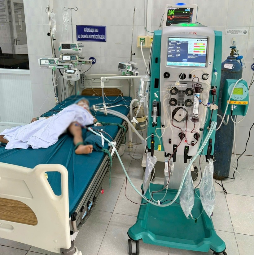 Một trong những bệnh nhân đang được cấp cứu. Ảnh: Báo Công lý.