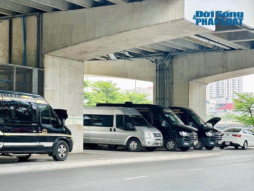 Các phương tiện bủa vây nhà ga Cầu Giấy, chiếm vỉa hè dành cho người đi bộ