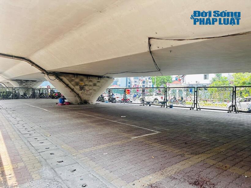 Hà Nội "dẹp" bãi xe dưới gầm cầu cạn: Nơi đóng cửa, nơi vẫn nhộn nhịp xe ra vào - 2