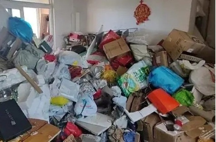Bỏ tiền thuê 2 căn hộ để tích trữ 30 tấn rác, bà lão gây náo loạn cả khu dân cư - 2