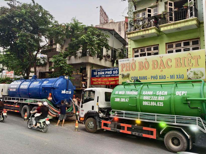 Công nhân cùng nhà thầu nhanh chóng có mặt để xử lý bùn.