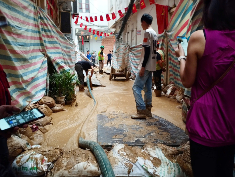 Bùn thải phun trào trên phố Giang Văn Minh.