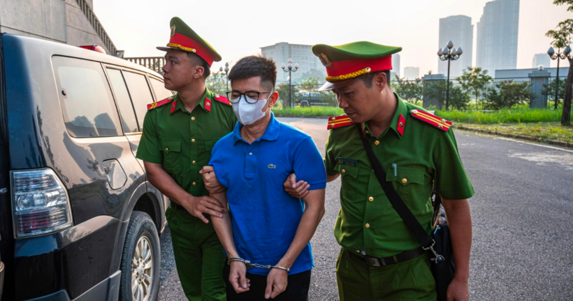 Bị cáo Nguyễn Duy Hưng được đưa đến tòa trong sáng 8/9.