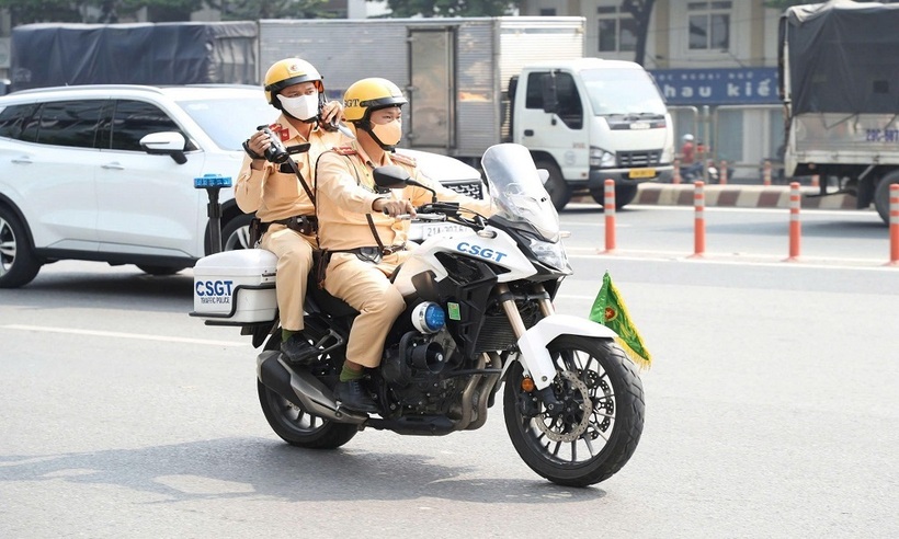 CSGT Hà Nội dùng mô tô đặc chủng, ghi hình "phạt nóng" tài xế vi phạm trên vành đai 3.