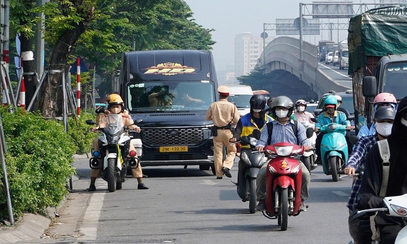Lực lượng chức năng xử lý xe Limousine vi phạm.