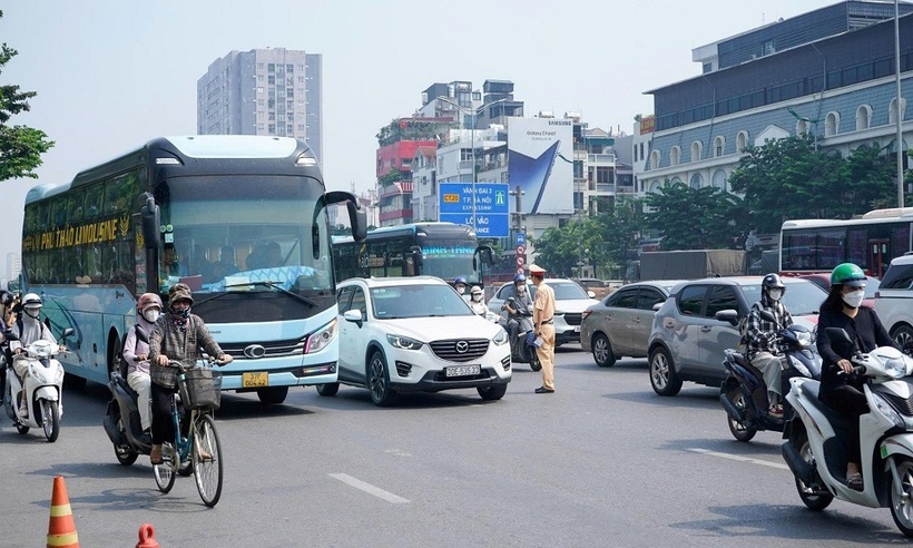 Tổ công tác của Đội CSGT số 6 cũng tiến hành ghi hình các trường hợp xe khách có hành vi dừng, đỗ, đón trả khách sai quy định dọc tuyến đường Phạm Văn Đồng.