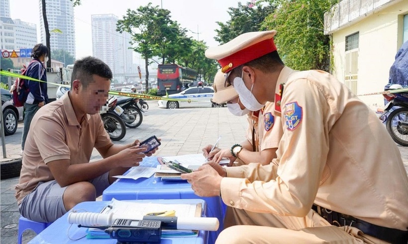 Lực lượng chức năng xử lý trường hợp vi phạm.