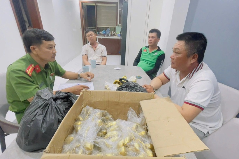 Nhóm lừa đảo cùng tang vật. Ảnh: PLO.