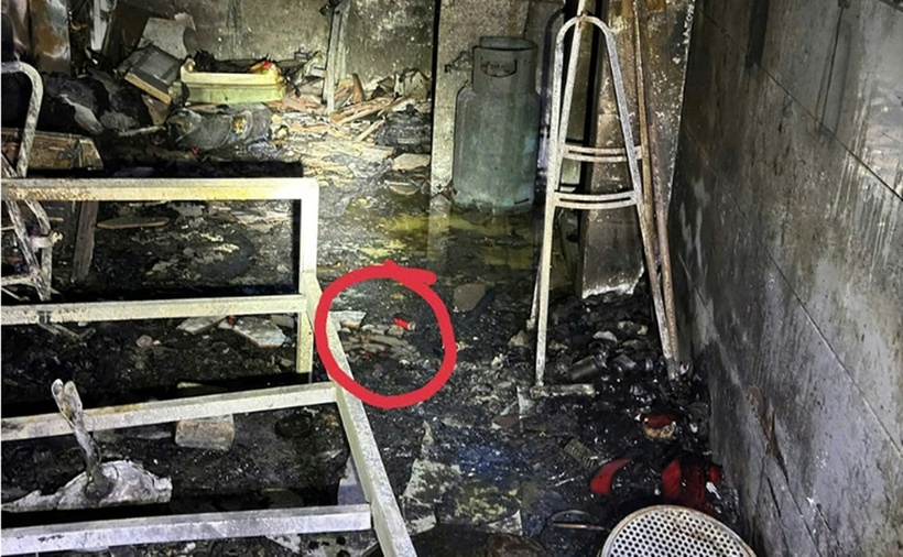 Nền phòng xuất hiện nhiều vỏ lon và ống kim loại có kích thước khác nhau. (Ảnh: VNN)