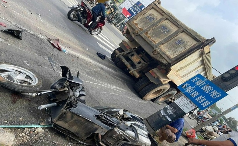 Xe máy bị xe ben cán nát. (Ảnh: Người lao động)