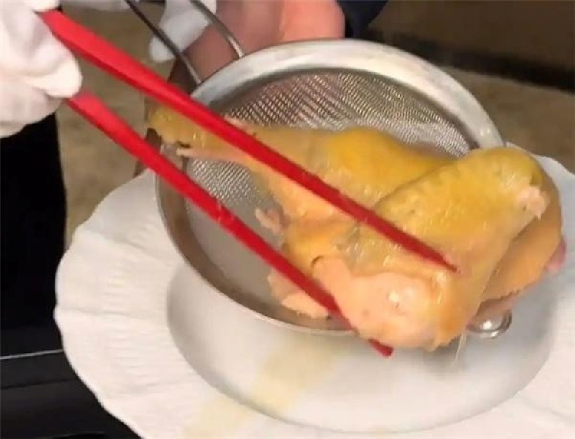 Nửa con gà tại một nhà hàng ở khu Trường Ninh, Thượng Hải, Trung Quốc với giá 1.999 NDT (khoảng 7,4 triệu đồng). Ảnh: Vietnamnet.