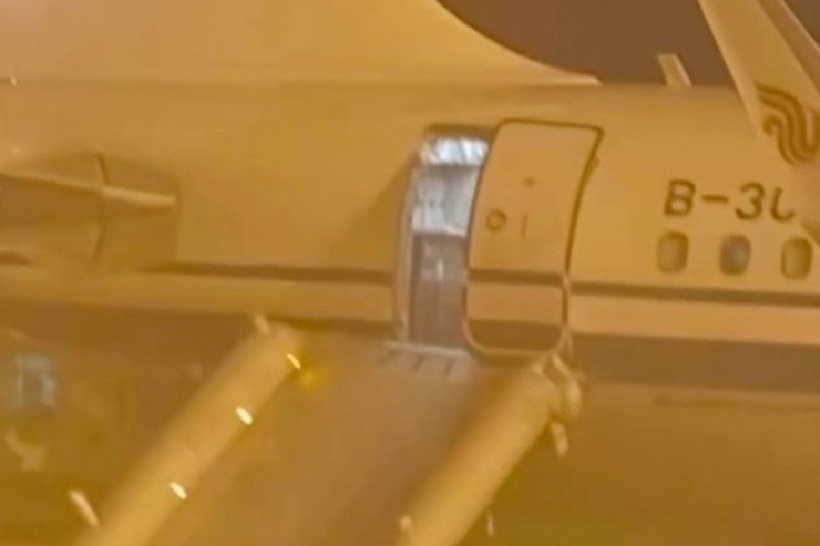 Hành khách mở nhầm cửa thoát hiểm vì tưởng là nhà vệ sinh. Ảnh: Eastern Business News.