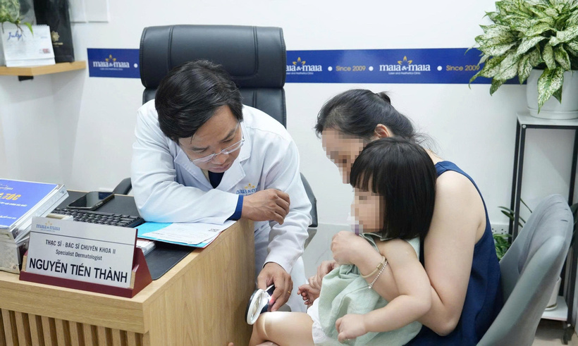 Bé gái đến khám trong tình trạng da đỏ rát, ngứa, sưng nề và rỉ dịch tại vùng khuỷu tay, Khuỷu chân và các nếp gấp do hoạt động bơi lội ngày hè. Ảnh: BSCC