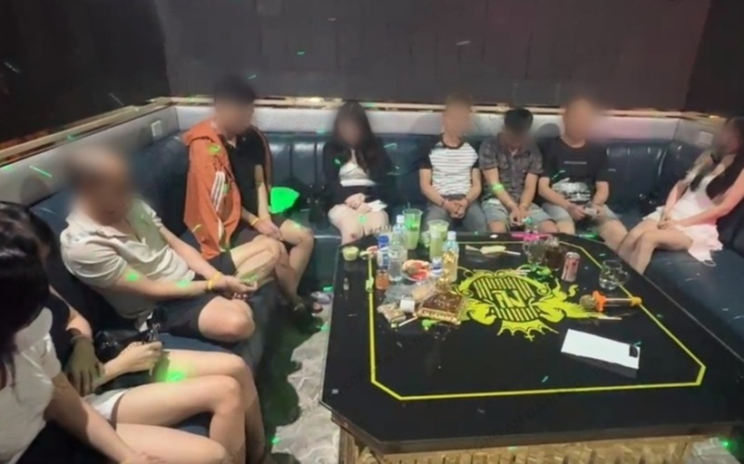 8 thanh niên dương tính ma túy trong quán karaoke New Land tại Đà Nẵng. Ảnh: Lao động