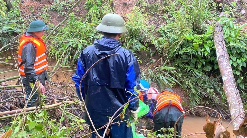 Bộ đội Biên phòng và Công an xã Hướng Phùng, tỉnh Quảng Trị tìm kiếm nạn nhân bị đuối nước khi đi làm rẫy. (Ảnh: Nhân dân)