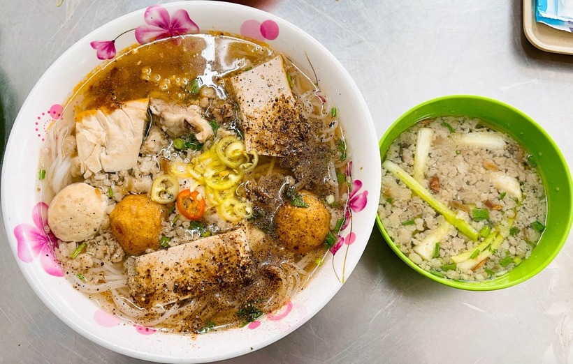 Thêm một địa chỉ ăn sáng Sài Gòn ngon mà bạn không thể bỏ qua là quán bún mọc Thanh Mai ở bên hông chợ Bến Thành.