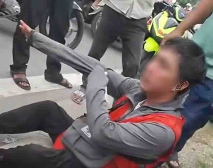 Nam shipper ở Cà Mau bị đánh vì "không cho khách kiểm tra hàng". Ảnh: Báo Người lao động.