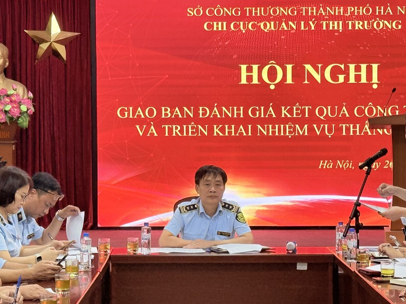 Đồng chí Trịnh Quang Đức – Chi cục trưởng Chi cục QLTT thành phố Hà Nội chủ trì tại Hội nghị. Ảnh: QLTT HN