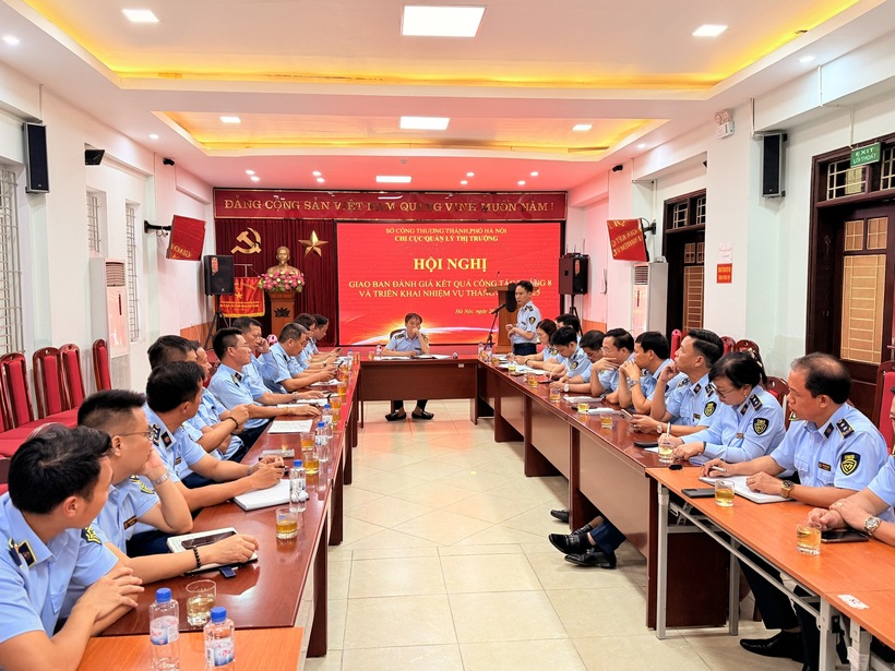 Chỉ trong tháng 8/2025, Chi cục QLTT Hà Nội đã thực hiện 599 vụ kiểm tra, xử lý 578 vụ vi phạm, đồng thời chuyển cơ quan điều tra 5 vụ việc có dấu hiệu hình sự. Ảnh: QLTT HN