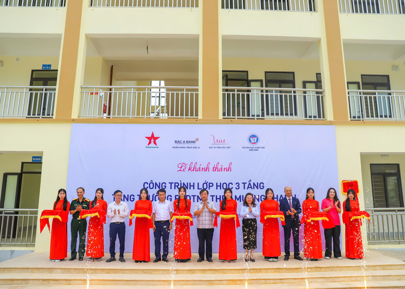 Các đại biểu thực hiện nghi thức cắt băng khánh thành công trình.