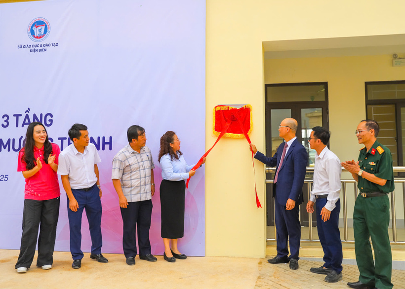 Các đại biểu và đơn vị tài trợ thực hiện nghi thức khánh thành và gắn biển công trình.
