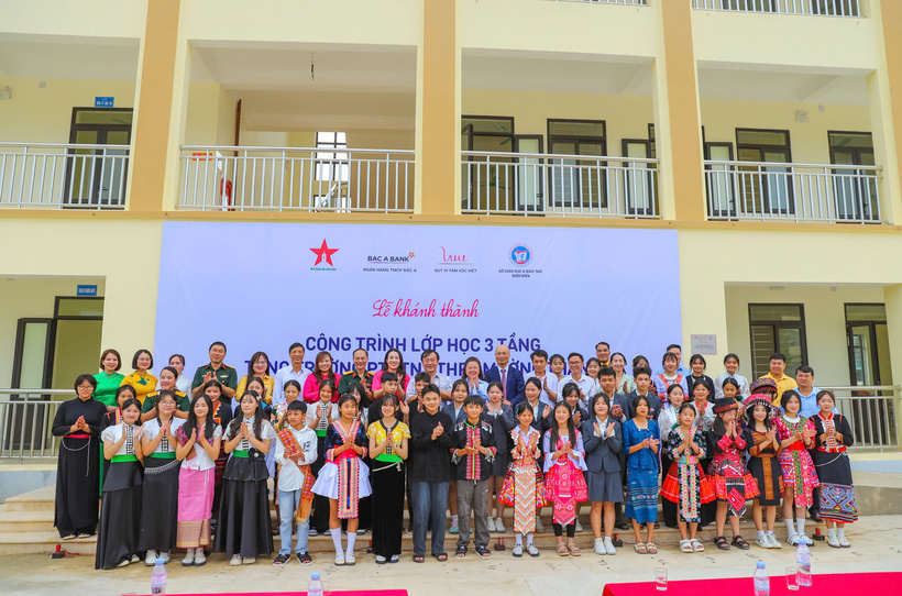 Đại biểu và đơn vị tài trợ chụp ảnh lưu niệm cùng cán bộ, giáo viên, học sinh.