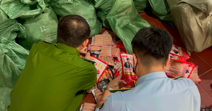 Lực lượng chức năng kiểm tra số lạp xưởng không rõ nguồn gốc.