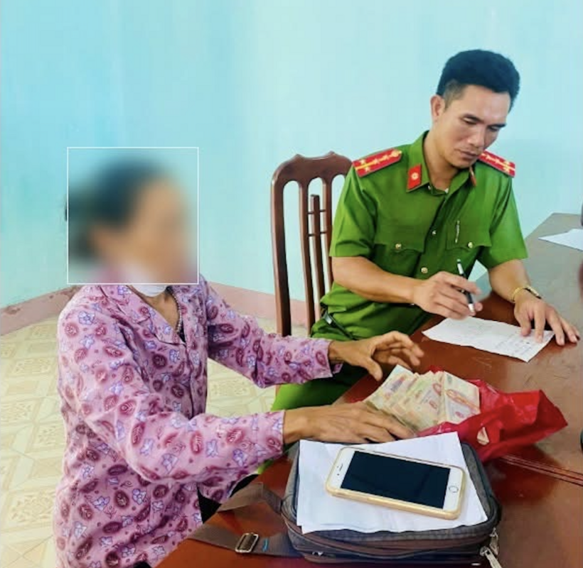 Công an xã Vũ Quý vừa kịp thời phát hiện, ngăn chặn bà Nguyễn Thị L. 72 tuổi, chuyển số tiền 120 triệu đồng cho đối tượng giả danh Công an lừa đảo. Ảnh CACC