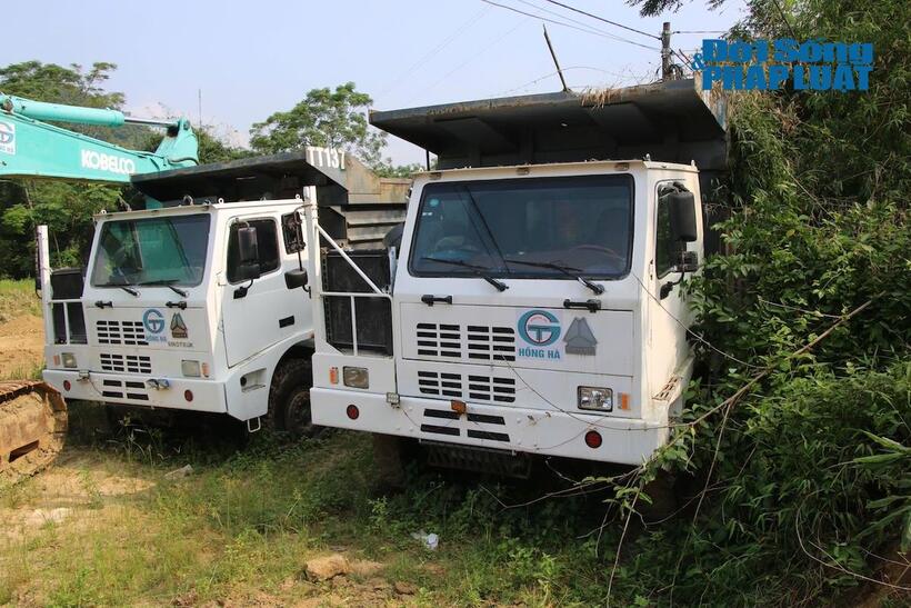 Nhiều máy móc, thiết bị của nhà thầu phải “đắp chiếu” nằm im tại chỗ vì thiếu mặt bằng để triển khai