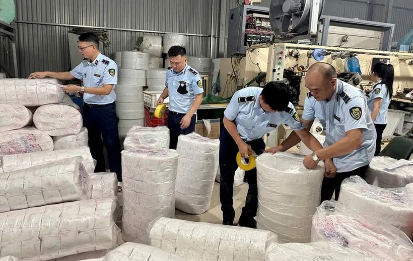Kho tập kết bỉm giả bị lực lượng chức năng phát hiện. Ảnh: Pháp luật TP.HCM