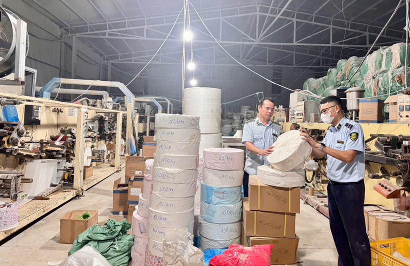 Đoàn kiểm tra đã yêu cầu chủ cơ sở tạm dừng sản xuất, tạm giữ toàn bộ số sản phẩm giả mạo, nguyên phụ liệu. Ảnh: Báo chính phủ