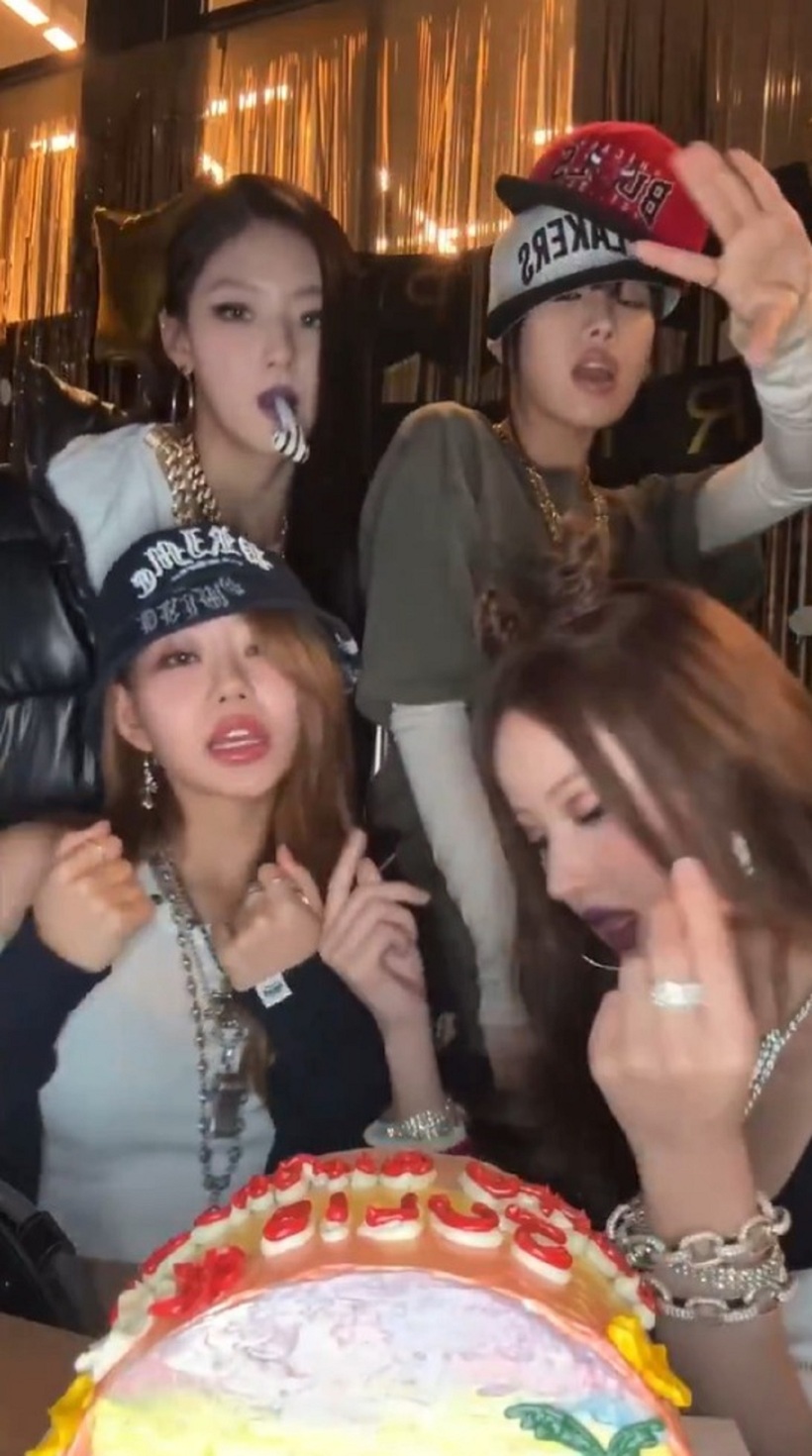 Concept Hip-hop Old School của KISS OF LIFE gây tranh cãi trong livestream gần đây do các hành động bị cho là thiếu tôn trọng.