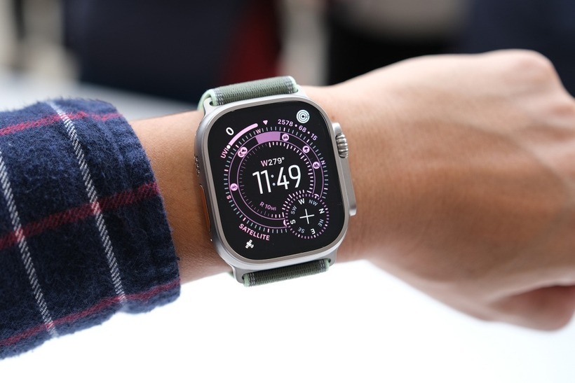 Watch Ultra 3 giữ nguyên kiểu dáng nhưng màn hình lớn hơn một chút nhờ viền mỏng hơn. (Ảnh: VnExpress)