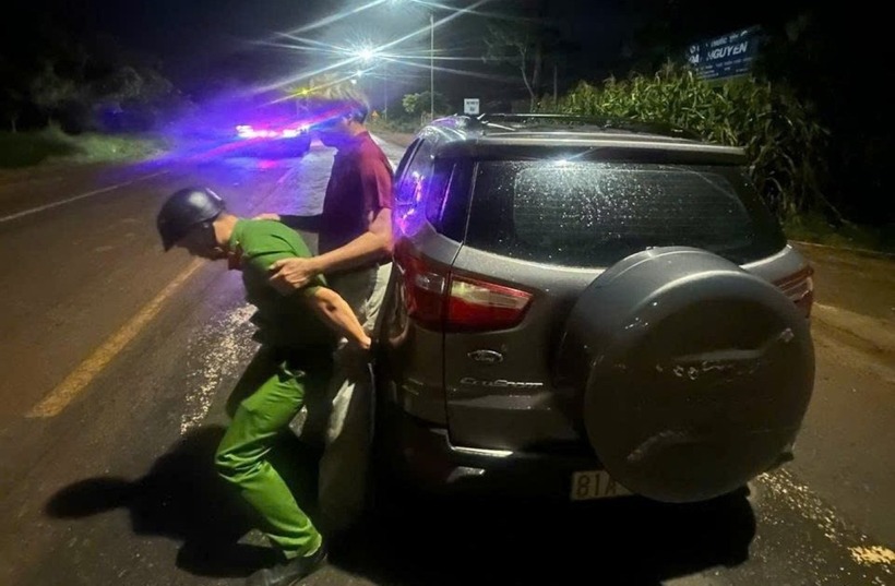 Cán bộ công an đưa người đàn ông đi cấp cứu. Ảnh: Công an xã Krông Búk