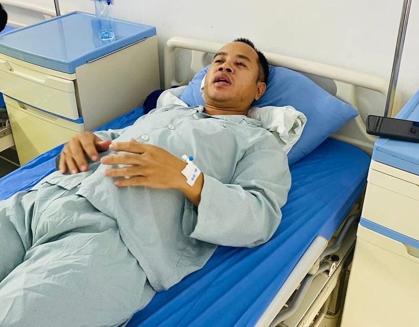 Anh Nguyễn Đức Vĩnh bị nhóm người lạ hành hung. Ảnh: Dân Việt