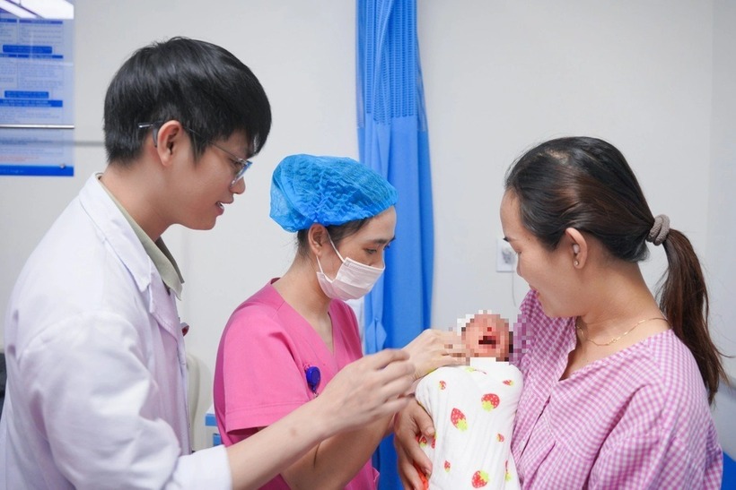 Sản phụ Hà tới bệnh viện và sinh thành công bé gái. (Ảnh: Dân trí)