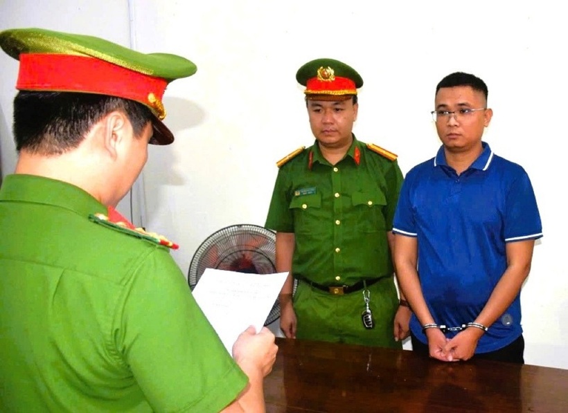 Công an Đà Nẵng bắt tạm giam nhân viên ngân hàng lừa đảo hơn 15 tỉ đồng. Ảnh: Lao Động